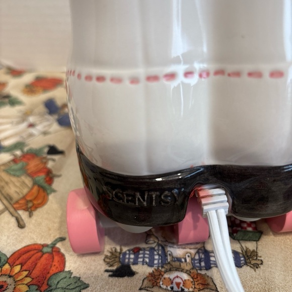 Scentsy Roller Skates Pink & White Electric Warmer 2016 RETIRED - Picture 6 of 6
